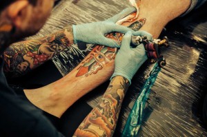 Искусство наносить татуировку